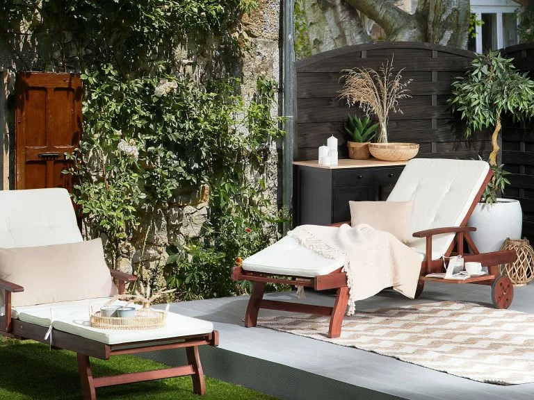 Beliani Leżak Ogrodowy Drewno Akacjowe Z Poduszką Białą TOSCANA - obrazek 2