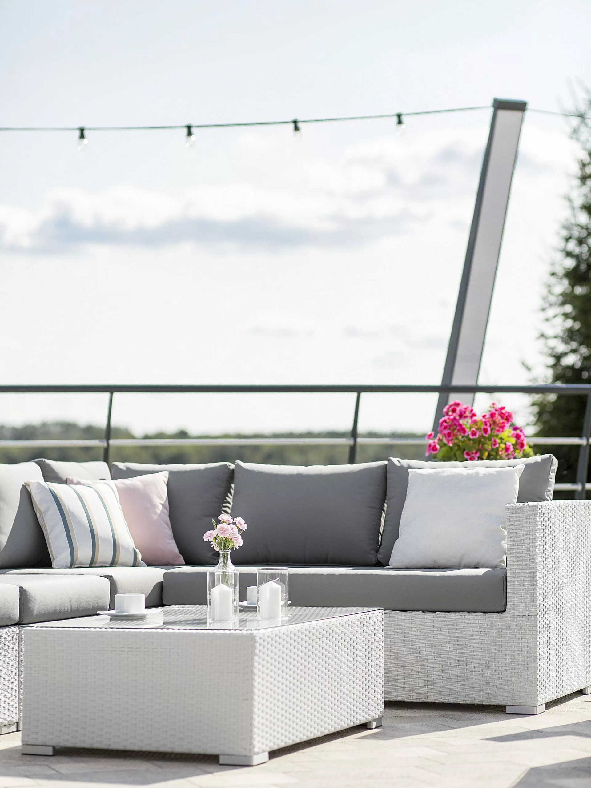 Beliani Zestaw Ogrodowy Z Technorattanu 8-osobowy Lewostronny Biały XXL - obrazek 10