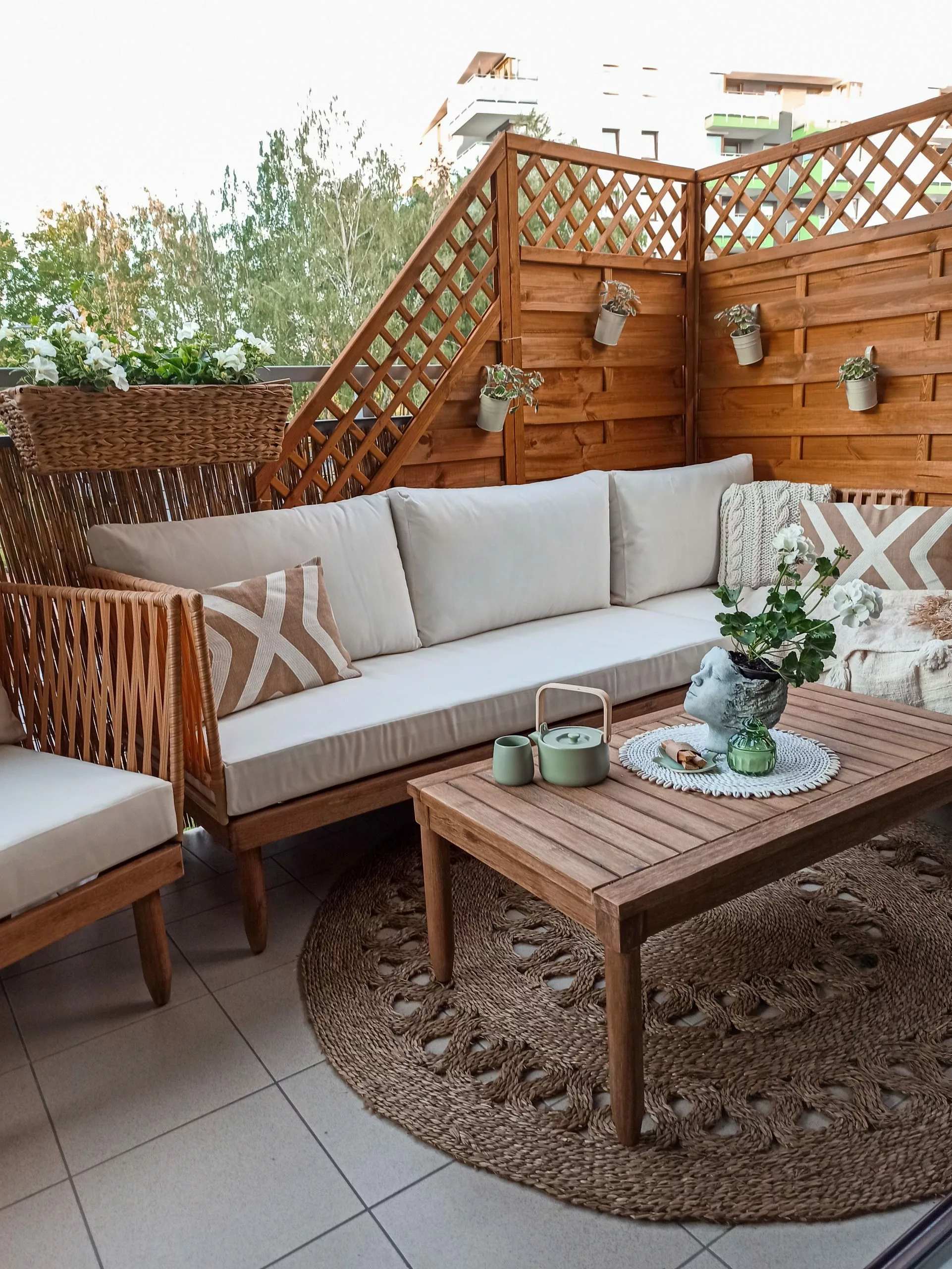 Beliani Zestaw Ogrodowy Drewno Akacjowe 4-osobowy Lewostronny Złamana Biel CREMONA - obrazek 4