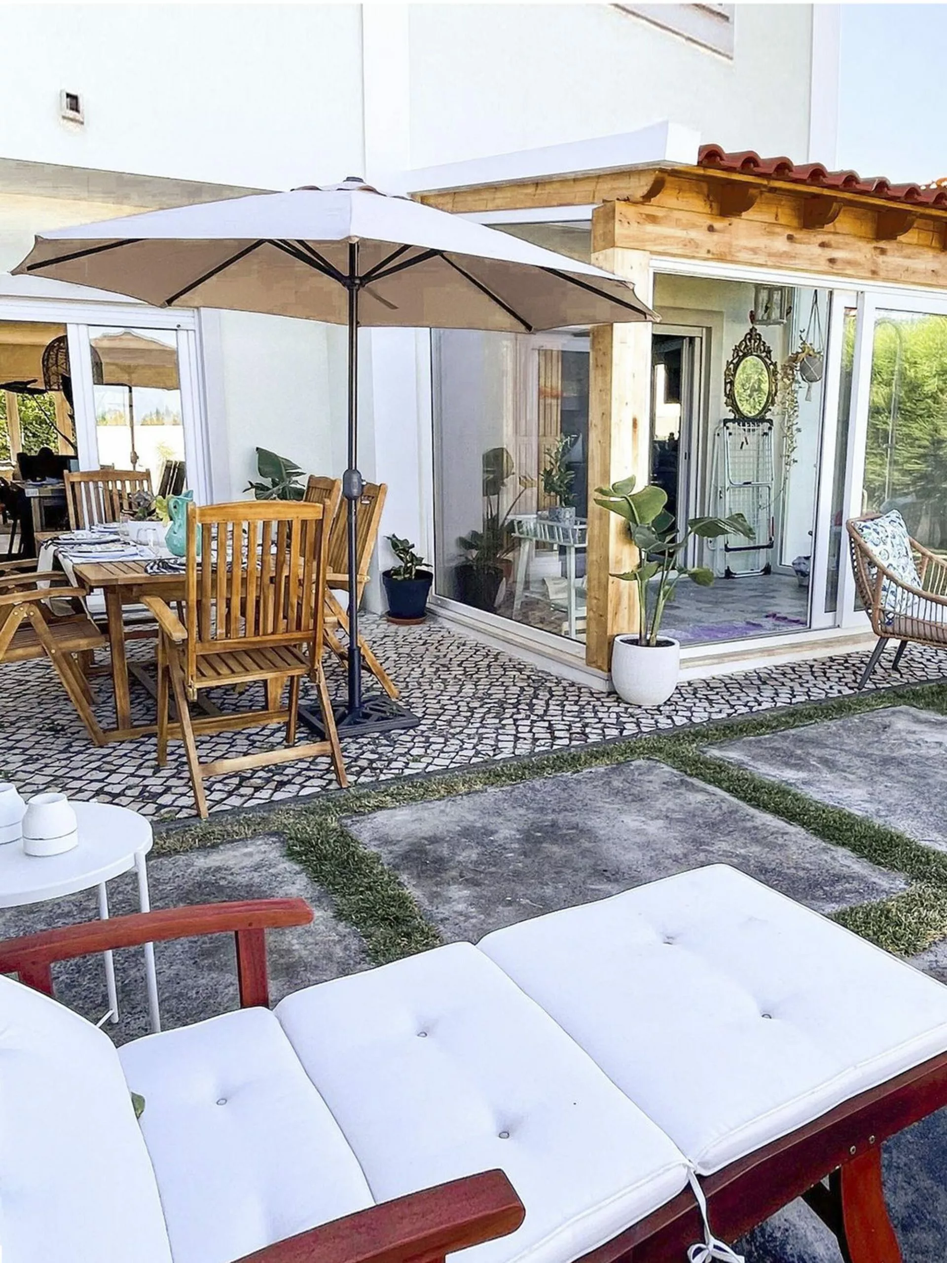 Beliani Leżak Ogrodowy Drewno Akacjowe Z Poduszką Białą TOSCANA - obrazek 4