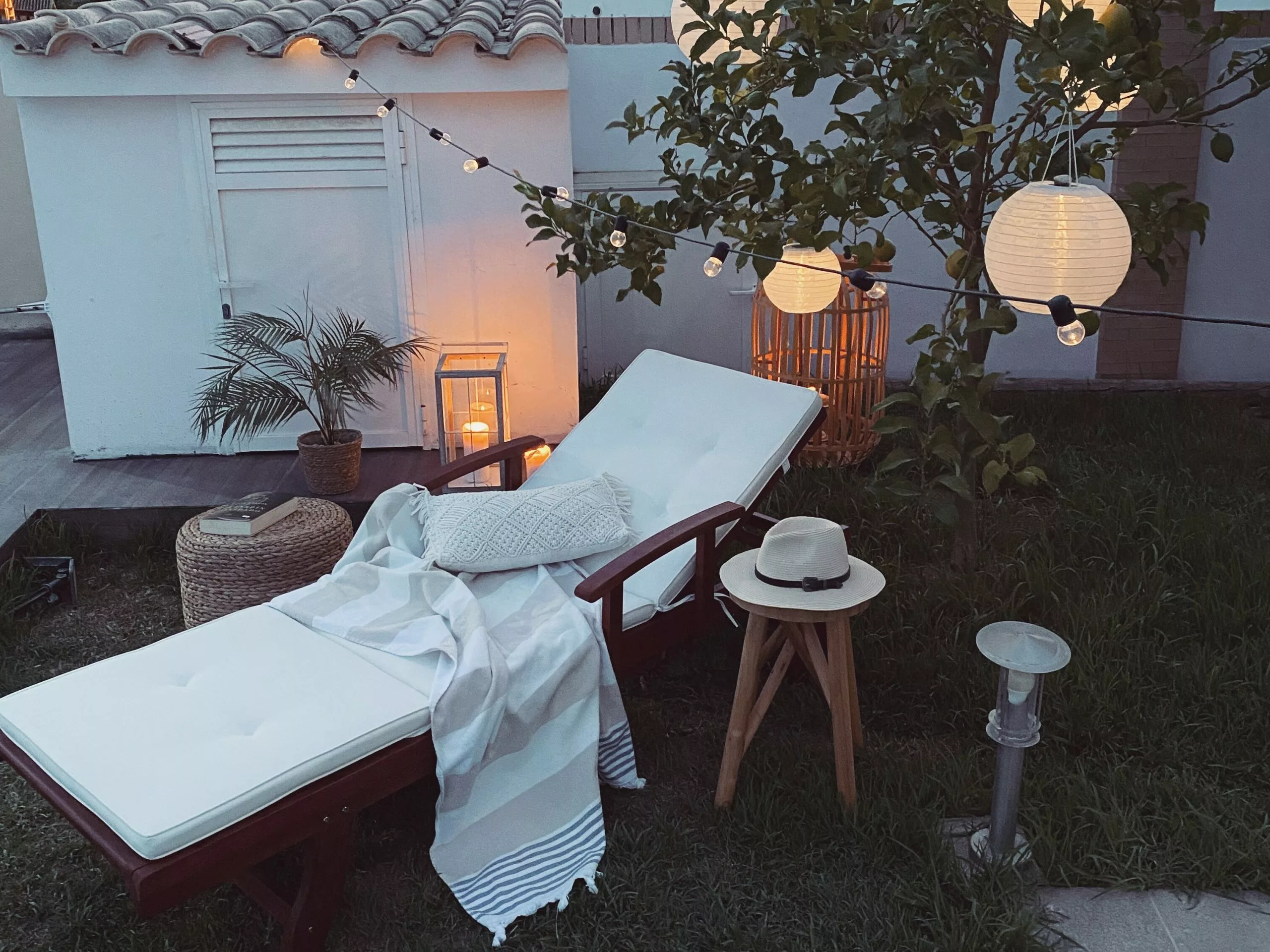 Beliani Leżak Ogrodowy Drewno Akacjowe Z Poduszką Białą TOSCANA - obrazek 7