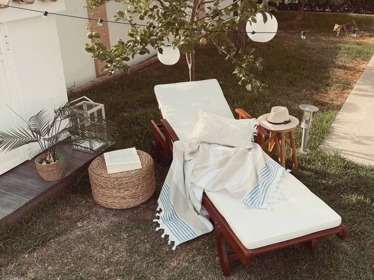 Beliani Leżak Ogrodowy Drewno Akacjowe Z Poduszką Białą TOSCANA - obrazek 8